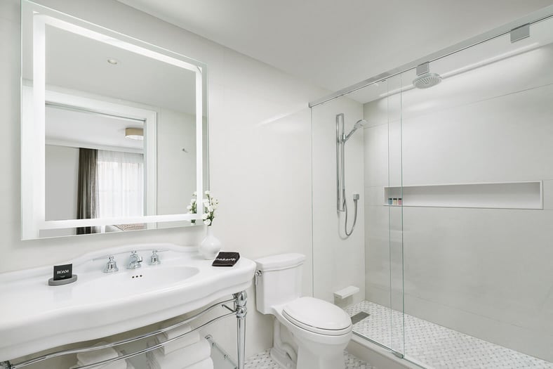 The Wallace Hotel 1 Bedroom king Suite Bathroom